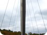 Noch einmal die Victor Neels Brücke. Die Hängebrücke wird von einem einzigen Mast gehalten, der auf der einen Uferseite steht.
